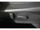 パワーシート(乗り降りから、運転席のポジション設定まで、ボタンで一つで微調整できます。高級車の必須アイテムです。)