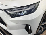 【LEDヘッドライト】悪天候や夜間走行時も良好な視界を確保し安心して運転できる高輝度LEDヘッドライトを装備!点灯速度が早く、消費電力も抑えられています。