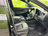 運転席まわりは前方を見渡しやすい視界と、身体を預けやすいシートが魅力です。落ち着いた色合いでまとまり、ドアを開けた際も足元までゆとりを感じられる空間です。