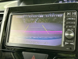 後方の様子を確認できるカメラ映像に、ガイド表示も備わっています。駐車時や後退時の周囲確認をサポートし、画面上で目安を確かめながら操作できます。慣れない場所での駐車にも心強い装備です。