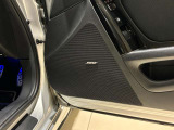 Boseサウンドシステムを装備し、ドアのスピーカーグリルにもロゴを配しています。通勤や休日のドライブに好きな音楽を添えられます。普段聴く曲で、運転席と助手席それぞれの聞こえ方をお確かめください。