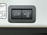 お好みの位置で止められるメモリー機能付の電動リアゲートです!後ろが狭い駐車場でもスムーズに荷物を積めて、さらに背が低い人の手がムリなく届く高さで止めることも可能です!