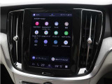 Google搭載のボルボなら、車内にいながら多彩なデジタルライフをお楽しみいただけます。Google Playから必要なアプリをダウンロードして、有意義な移動時間を楽しみましょう。