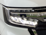 明るく白い光のLEDヘッドライトにより、夜間でも遠くまで見通しやすく、安全性が高まります。