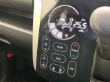 【オートエアコン】一度お好みの温度に設定すれば、車内の温度を検知し風量や温度を自動で調整。暑い&hellip;寒い&hellip;と何度もスイッチ操作をする必要はありません。快適な車内空間には必須の機能ですね♪
