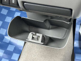 運転席と助手席の間にもコンソールボックスがございます◎