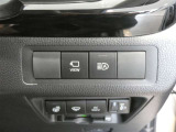 オートマチックハイビーム装備です。先行車や対向車のライトを認識し、ハイビームとロービームを自動で切り替える機能です。夜道の視界を確保します。詳細は販売店スタッフまでおたずねください。