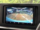 【バックカメラ】駐車時に後方がリアルタイム映像で確認できます。大型商業施設や立体駐車場での駐車時や、夜間のバック時に大活躍!運転スキルに関わらず、今や必須となった装備のひとつです!