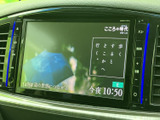 停車中には画面に表示されたテレビ番組を視聴でき、休憩時間の過ごし方が広がります。番組情報や時刻も表示され、周囲のボタンからメニューや音量を操作しやすい構成です。