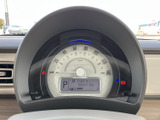 速度やシフト位置、走行距離などを運転席から確認できるメーターです。表示がひとつの視界にまとまり、日々の運転時に必要な情報を把握しやすい配置となっています。