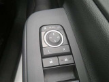 電動格納ミラー! スイッチひとつでミラーを畳めます。