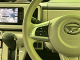 手元にオーディオ操作用のスイッチが備わり、運転姿勢を保ちながら音量や選曲などを調整できます。必要な操作を手の届く範囲で行いやすく、日常の移動を快適にサポートします。