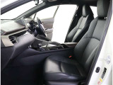 シックな色使いの運転席周りですね。すっきりとしたデザインで上品な色使いです。居心地の良い運転席長く座ってられるリラックスできるデザインがいいですね。