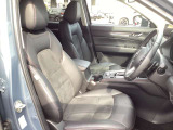 正しい姿勢で運転できるように体幹の腰部をしっかりささえるようデザインされているシートです。素材、シート形状を研究することでフィット感を高めつつ、優れた快適性を実現しています。