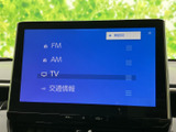 FM・AMラジオやテレビ、交通情報のメニューが並び、聞きたいコンテンツを画面から選びやすい構成です。移動中の情報収集や、いつもの番組を楽しみたい場面にも活用できます。