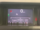 速度やシフト位置、燃料残量など、運転に必要な情報を一画面で確認できます。表示がまとまっていて目に入りやすく、走行中も状況を把握しやすい見やすいメーターです。