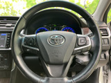手元に複数のスイッチが配置され、運転中も視線を大きく移さずに操作しやすい構成です。握りやすい形状とボタンの配置により、日常の運転を支える使い勝手に配慮されています。