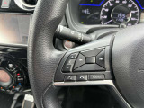 【ステアリングスイッチ】運転中視界をそらすことなくオーディオ操作ができます。