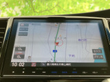周辺の道路や地名を画面上で確認でき、現在地を把握しながら目的地までの道順を確認できます。縮尺の変更や地図の操作にも対応しており、慣れない場所への移動をサポートします。