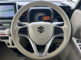 インテリアに合わせたデザインのステアリングは、運転される方のことも考え、運転しやすい形状、大きさです。是非一度、実際に触ってお確かめください。