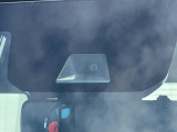 【ホンダセンシング】走行中に前方の車両等を認識し、衝突しそうな時は警報とブレーキで衝突回避と被害軽減をアシスト。より安全にドライブをお楽しみいただけます。