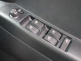 運転席からも操作可能な全席パワーウィンドウが装備されています。