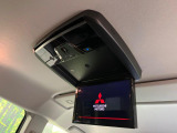 【12.8型フリップダウン】大画面モニターで後席でもエンタメをお楽しみいただけます。家族や友人とお出かけする機会が多い方に大人気です♪