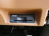 純正ETC2.0付 料金所もスムーズに通れ、割引料金の適用もあります。ビルトインできれいに収まっており、見た目もスマートです。