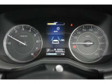 メーター中央にはカラー液晶画面が備えられ、車のインフォメーションを簡単に把握できます。