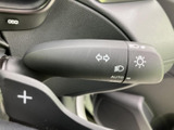 レバーには矢印やライトのマークが記され、使う機能を目で確認しやすい設計です。ハンドル脇で手を伸ばしやすい位置にあり、運転中に必要な操作を行う際にも扱いやすくなっています。