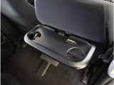 【後席用テーブル】ドリンクホルダーが付いた折りたたみ式のパーソナルテーブルです。運転席のシートバックに装備しているパーソナルテーブルです。