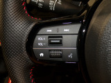 【ステアリングリモコン】ステアリングにオーディオ調節可能なスイッチが装備されていますので運転中でも視線をそらさずにオーディオの調節が可能です!