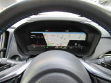 運転に必要な情報をグラフィカルに表示し、少ない視線移動で瞬時に認識できる先進的な液晶メーター。こちらはナビゲーション情報と連携する「地図画面」になります。