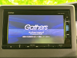 センター部に画面と操作ボタンをまとめたナビ・オーディオ。表示とボタンの位置が見渡しやすく、運転中も操作部を確認しやすい配置で、日常の移動に活用できます。