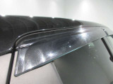 クルマと一体感がある.デザインのプラスチックバイザー 雨の日でも車内の換気ができます。