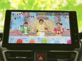 テレビ番組を画面で視聴できる装備を備えています。停車中の待ち時間などに映像を楽しめるのが便利なポイント。画面には番組映像が見やすく表示され、音声や画面の操作も手元で行いやすい配置です。