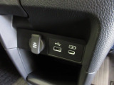 12V電源ソケットを設置しております。周辺機器の充電にご利用頂けます。便利なUSBジャックも付いています。