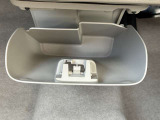充電中のスマホを置いたり、小物入れやゴミ箱としても使えるインストアンダーボックス