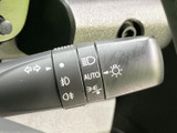 レバーには方向指示や灯火類に関する表示がまとまり、運転席から目に入りやすい配置です。表示を確かめながら必要な操作を選べるため、日常の運転で扱いやすい装備です。