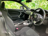 運転席と助手席は身体を包む形状で、落ち着いて座れる印象です。前方やサイドの窓から周囲を確認しやすく、同乗者にも心地よい時間をお過ごしいただけます。