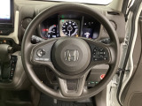 ハンドルにHondaセンシング系のクルーズコントロールやレーンキープアシストなどのスイッチと、オーディオの操作スイッチが装備されています。ハンドルから手を離さず安全に操作できます。