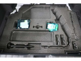 ラゲージスペースには床下収納を備えています。洗車用品などを入れておけて便利ですよ。スペース内にパンク修理キットを装備しています。最近は未使用のまま廃棄となるスペアタイヤが多いので、エコですね。