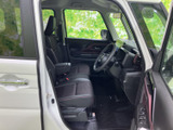 前席まわりは運転席からの視界が広く、周囲を確認しやすい空間です。シートには落ち着いた色合いを採用し、乗り降りもしやすい印象。ドアを開けた際の見通しもよく、日々の乗車を快適に支えます。
