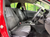 運転席まわりには十分なスペースがあり、大柄な方でもゆったり運転していただける環境です。
