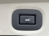 【パワーバックドア】スマートキーや運転席のボタンを押すだけでリアゲートが自動で開閉します!荷物を持っている時や、高い位置にあるバックドアを閉める際に便利な機能です♪