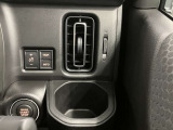 【運転席ドリンクホルダー】使いやすさに配慮したドリンクホルダー