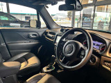 ステアリングを握ればJeepワールドが目の前に広がります。
