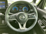 手元に複数のスイッチを配し、運転姿勢を大きく変えずに各種機能へアクセスしやすい仕様です。メーターとの位置関係も自然で、日常の運転をサポートする実用的な装備です。