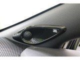車内空間にクリアでパワフルな心地よいサウンドを響かせる『JBLサウンドシステム』を搭載。音の良さはもちろんのこと、音楽の魅力をダイレクトに感じることが出来るクオリティの高いサウンドが楽しめます。