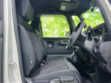 前席は座面と背もたれにゆとりが感じられ、窓からの視界も広々としています。運転席まわりを見渡しやすく、助手席の方も落ち着いて過ごせる空間です。乗り降りもしやすい印象です。